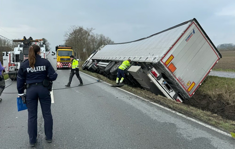 Пьяный дальнобойщик из Беларуси завалился в кювет в Германии