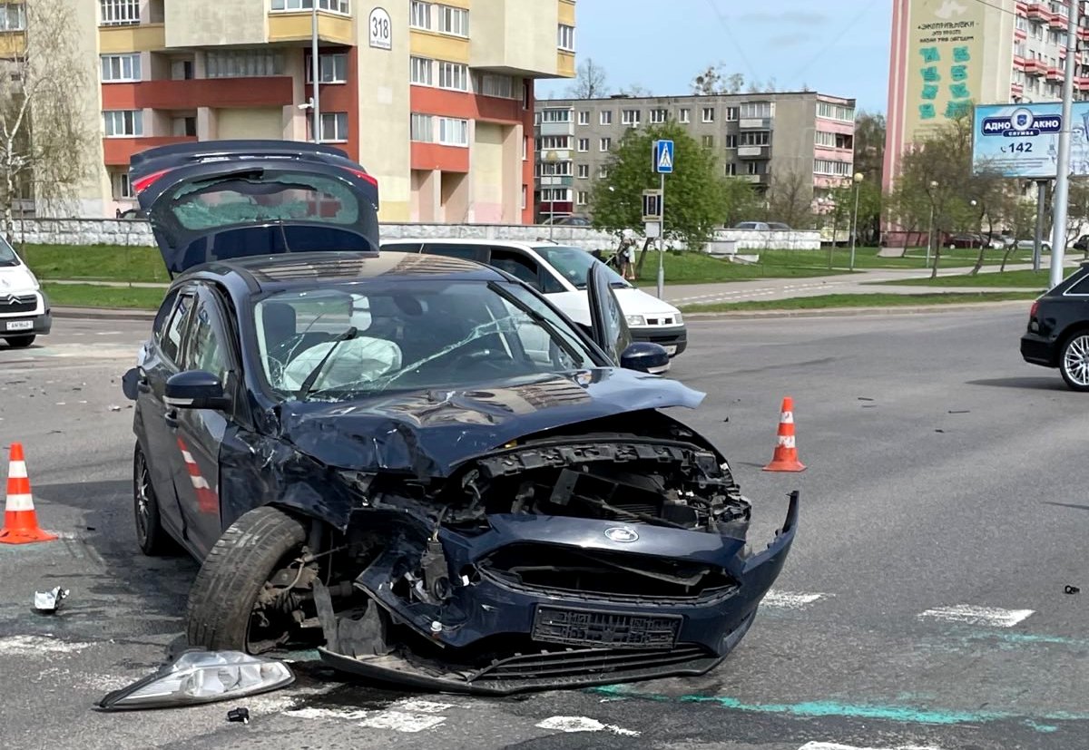 Авария в Бресте: женщину с Форда и ребенка с Линкольна увезли в больницу