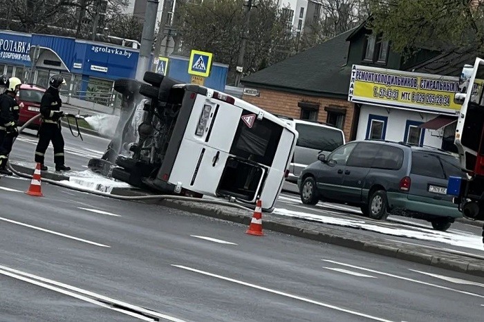 В Бресте опрокинулась маршрутка. Фото очевидцев