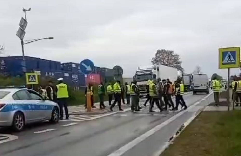 В Польше дальнобойщики протестуют на границе