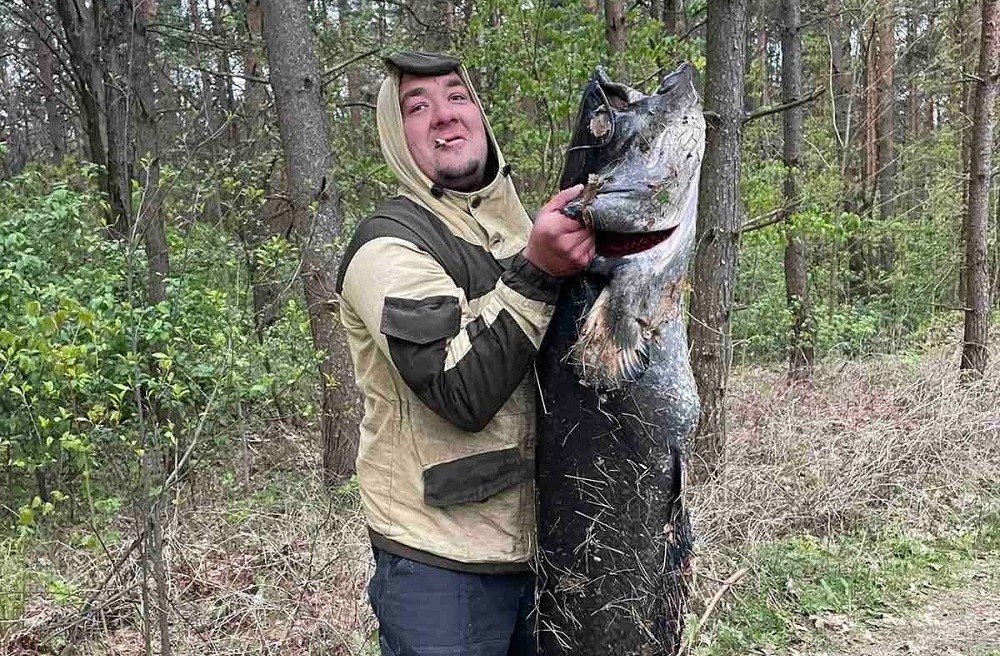 «Думал, что с ног свалюсь»: рыбак из Брестской области поймал огромного сома на спиннинг