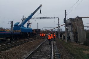 Разбирают завалы моста в Вязьме