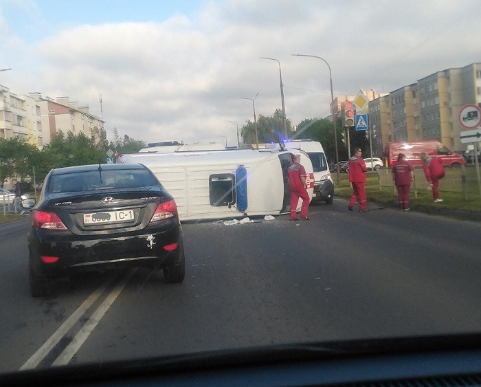 Скорая помощь перевернулась на бок в ДТП в Кобрине