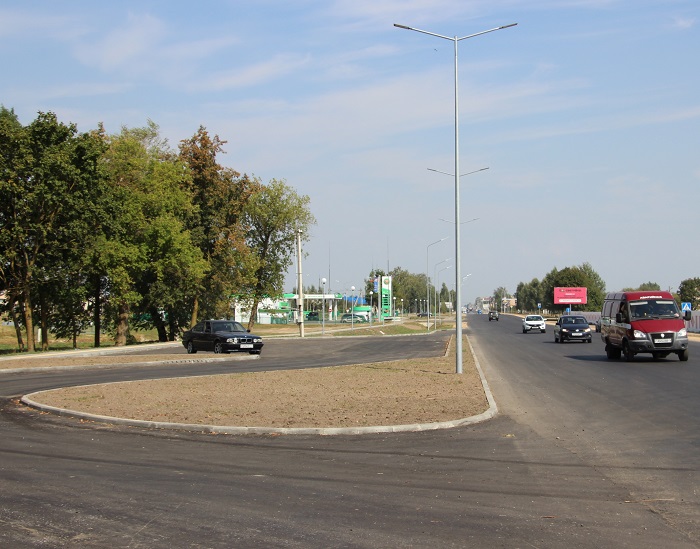 Есть теперь на парковке и зелёная зона, и фонари