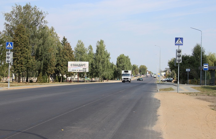 А кроме этого светофора по обе стороны дороги здесь установили и две новые автобусные остановки