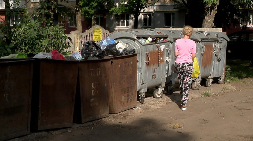 Жители Столина выстраиваются в очереди, чтобы выбросить мусор