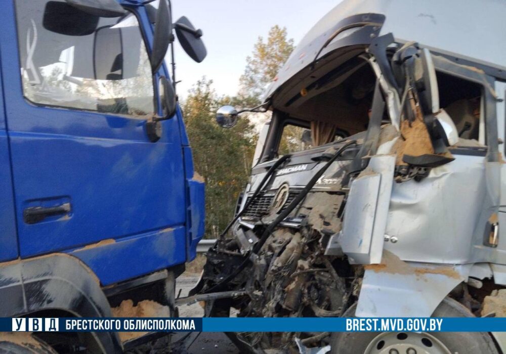 Во время обгона на мосту столкнулись два большегруза в Лунинецком районе