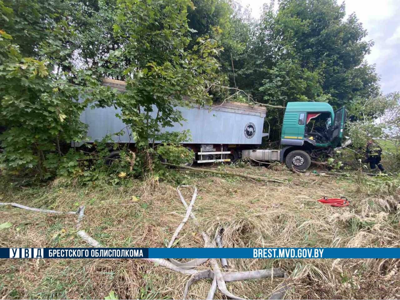 Водитель грузовика пострадал после столкновения с легковым автомобилем