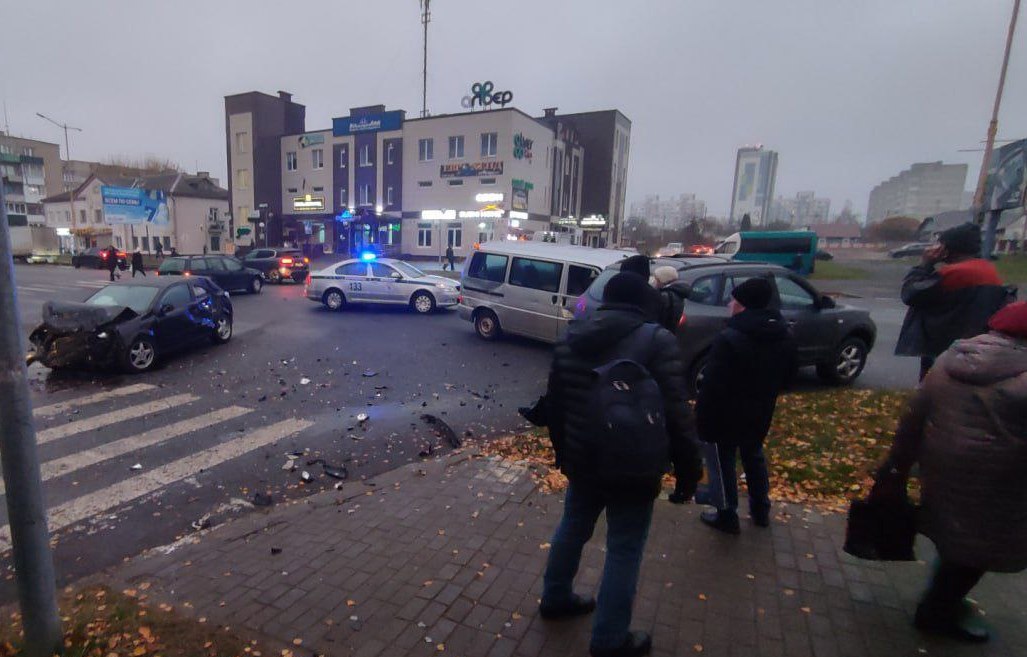 В Барановичах три автомобиля попали в аварию