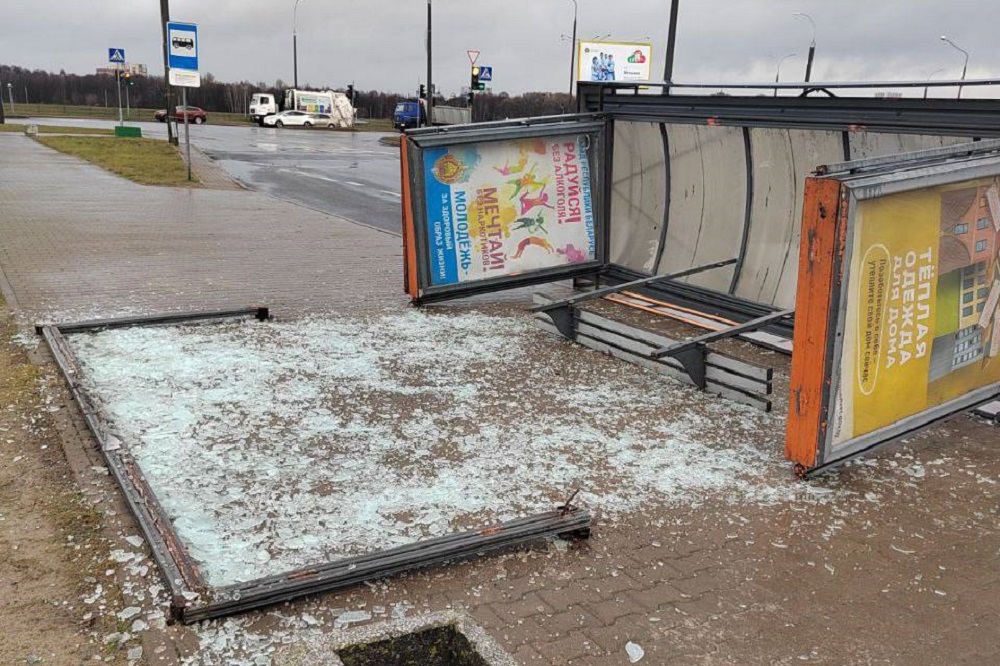 В Бресте ветер повалил остановку, а в Берёзе – покусился на праздник